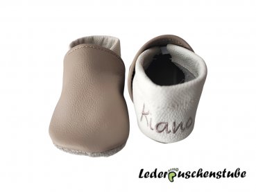 Lederpuschen beige-creme mit links Namen und rechts Geburtsdatum beige Ferse